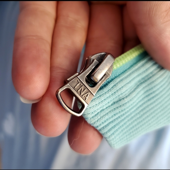 🍭 3 x $25 | ARITZIA / TNA Teal and Lime Green Zip Up Hoodie Sz. M *minor flaw* - Picture 9 of 10